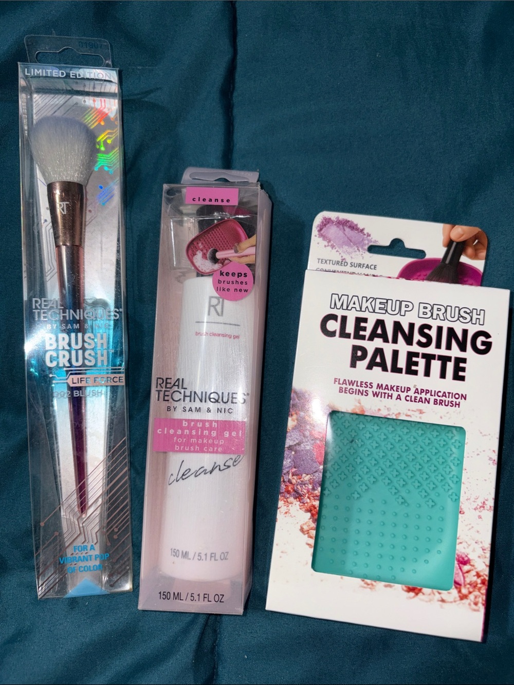 Real Techniques Brush Kit w/ Pink Cleansing Gel and Teal Palette